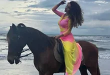 صورة “حصان وبحر وشلال”.. رنا رئيس تستمتع بإجازة الصيف أمام أحد الشواطئ