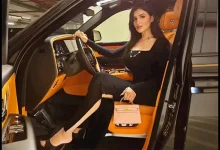 صورة “سيارة فارهة وشنطة باهظة الثمن”.. مي عمر تثير الجدل وشيماء سيف تعلق