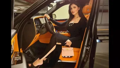 صورة “سيارة فارهة وشنطة باهظة الثمن”.. مي عمر تثير الجدل وشيماء سيف تعلق