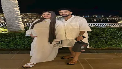 صورة “بابا”.. 5 صور لمروان عطية وزوجته على البحر