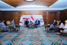 صورة وزير البترول يبحث مع شركة صينية مشروعاً لتصنيع الألواح الشمسية بقناة ا