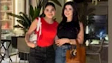 صورة هدي الإتربي بإطلالة كاجوال وسوزي الأردنية بالأحمر الناري – 5 صور