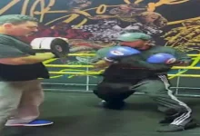 صورة أحمد العوضي يؤدي تمارين شاقة داخل حلبة ملاكمة مع مدربه (صور وفيديو)