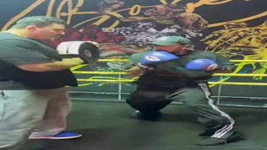 صورة أحمد العوضي يؤدي تمارين شاقة داخل حلبة ملاكمة مع مدربه (صور وفيديو)