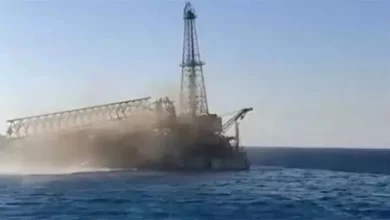 صورة طائرات وسفن للبحث عن مفقودي غرق حفار جبل الزيت بخليج السويس