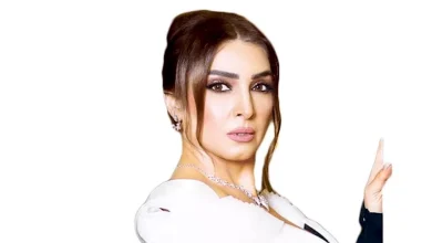 صورة روجينا بإطلالة جديدة باللون الأبيض.. تصميم جذاب يبرز قوامها