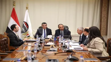 صورة وزير قطاع الأعمال يبحث مع رئيس هيئة الشراء الموحد تعزيز التعاون في الأ