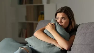 صورة لماذا تشعر أن أحد يراقبك وأنت جالس بمفردك؟ السبب مفاجأة