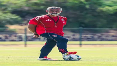 صورة ريبيرو يحاضر لاعبي الأهلي قبل مباراة البنزرتي