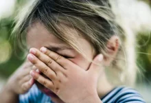 صورة أب يبيع طفلته مقابل 60 ألف دولار في دولة عربية