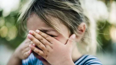 صورة أب يبيع طفلته مقابل 60 ألف دولار في دولة عربية
