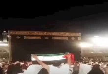 صورة حاملاً علم فلسطين..  معتمر مصري يهتف أمام الكعبة تضامناً مع غزة