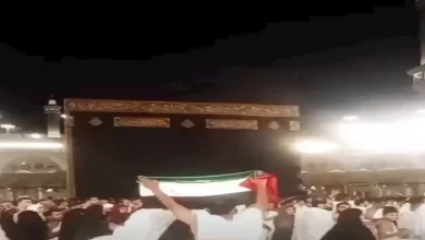 صورة حاملاً علم فلسطين..  معتمر مصري يهتف أمام الكعبة تضامناً مع غزة