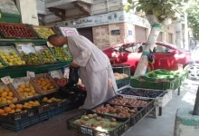 صورة الفاكهة خارج متناول الكثيرين والخضروات تخفف العبء في الأسواق الشعبية