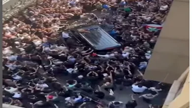 صورة خروج جثمان زياد الرحباني من المستشفى وسط حشد كبير من الجمهور (صور وفيد