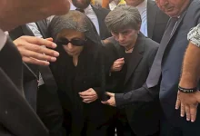 صورة “راكعة على قدميها”.. ماجدة الرومي تقدم العزاء إلى فيروز