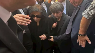 صورة “راكعة على قدميها”.. ماجدة الرومي تقدم العزاء إلى فيروز