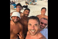 صورة بالصور.. أحدث ظهور للنجم أحمد عز على البحر وسط الأصدقاء