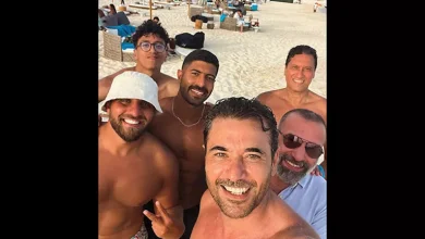 صورة بالصور.. أحدث ظهور للنجم أحمد عز على البحر وسط الأصدقاء