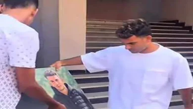 صورة 10 صور لمشجع أهلاوي يهدي زيزو وأفشة هدايا تذكارية