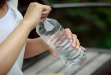 صورة لا تتوقع.. هذا ما يفعله شرب الماء من الزجاجات البلاستيكية بعظامك