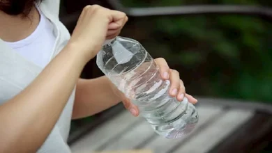 صورة لا تتوقع.. هذا ما يفعله شرب الماء من الزجاجات البلاستيكية بعظامك