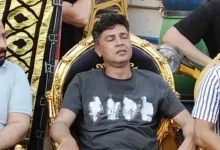 صورة بالصور.. انهيار شقيق المطرب أحمد عامر في العزاء بحضور نجوم الأغنية الش