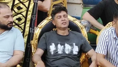 صورة بالصور.. انهيار شقيق المطرب أحمد عامر في العزاء بحضور نجوم الأغنية الش