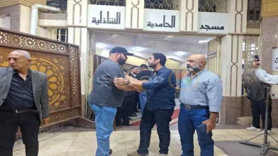 صورة بالصور.. محمد ممدوح وإدوارد يصلان عزاء شقيق المخرج خالد جلال