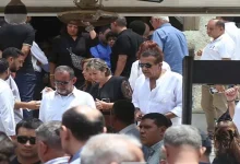 صورة بالصور| أسامة منير وبشرى يشاركان في تشييع جنازة لطفي لبيب