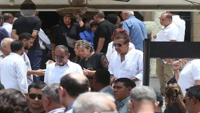 صورة بالصور| أسامة منير وبشرى يشاركان في تشييع جنازة لطفي لبيب