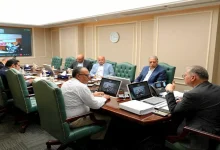 صورة وزير البترول يتابع إجراءات العثور على المفقودين بحادث البارج البحري