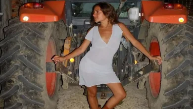 صورة بإطلالة جريئة.. ابنة عمرو دياب تلتقط صورا مع “جرار زراعي”