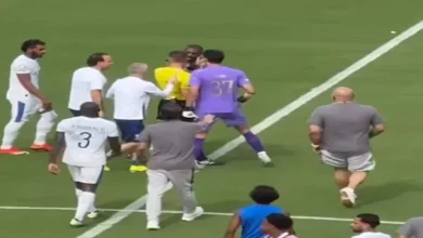 صورة 10 صور لخناقة ياسين بونو حارس الهلال مع حكم مباراة فلومينينسي