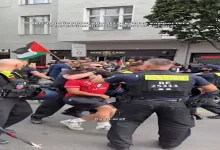 صورة “بقميص الأهلي”.. الشرطة الألمانية تلقي القبض على المتظاهرين في برلين (