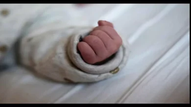 صورة واقعة صادمة.. امرأتان تبيعان طفلا مقابل 10 آلاف – صور