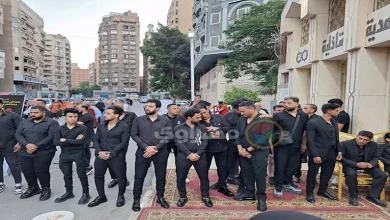 صورة بالصور.. مصطفى كامل والليثي يستقبلان المعزين في وفاة أحمد عامر