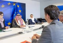 صورة الخريجي يبحث التعاون الثنائي مع المفوض الأوروبي للهجرة في بروكسل  أخبار السعودية