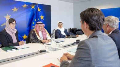 صورة الخريجي يبحث التعاون الثنائي مع المفوض الأوروبي للهجرة في بروكسل  أخبار السعودية