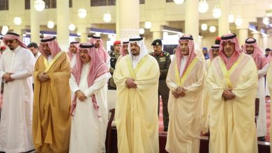 صورة نائب أمير الرياض يؤدي صلاة الميت على الوليد بن خالد بن طلال  أخبار السعودية