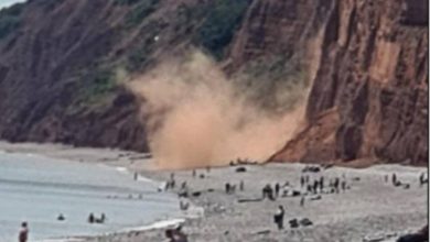 صورة انهيار صخري مفاجئ.. مصطافون يفرون من الموت في بريطانيا  أخبار السعودية