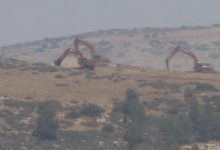 صورة مستوطنون إسرائيليون يجرفون أراض فلسطينية شمالي الضفة الغربية (صور)