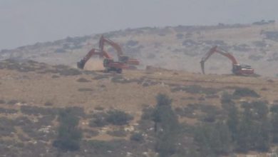 صورة مستوطنون إسرائيليون يجرفون أراض فلسطينية شمالي الضفة الغربية (صور)