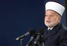 صورة الشرطة الإسرائيلية تبعد خطيب الأقصى محمد حسين عن المسجد حتى الأحد وتستدعيه للتحقيق