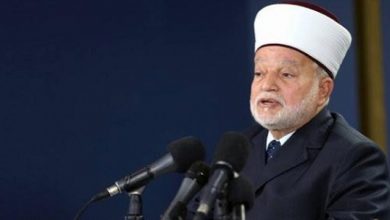 صورة الشرطة الإسرائيلية تبعد خطيب الأقصى محمد حسين عن المسجد حتى الأحد وتستدعيه للتحقيق