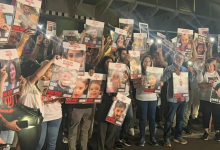 صورة عائلات الأسرى الإسرائيليين تطالب بصفقة شاملة: “أعيدوا المخطوفين وأنهوا الحرب”