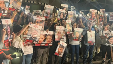 صورة عائلات الأسرى الإسرائيليين تطالب بصفقة شاملة: “أعيدوا المخطوفين وأنهوا الحرب”