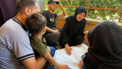 صورة الاحتلال يواصل استهداف العائلات ومناطق الإيواء والمساعدات.. وأطفال غزة يموتون جوعا