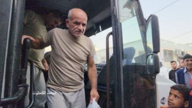 صورة الاحتلال يفرج عن 14 أسيرا من غزة بعد شهور بسجونها
