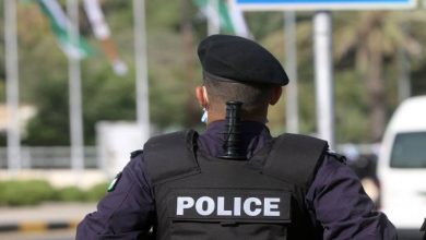 صورة | الرقيب الشرمان يجسد رسالة الأمن العام.. أنقذ شخصاً من الانتحار في إربد